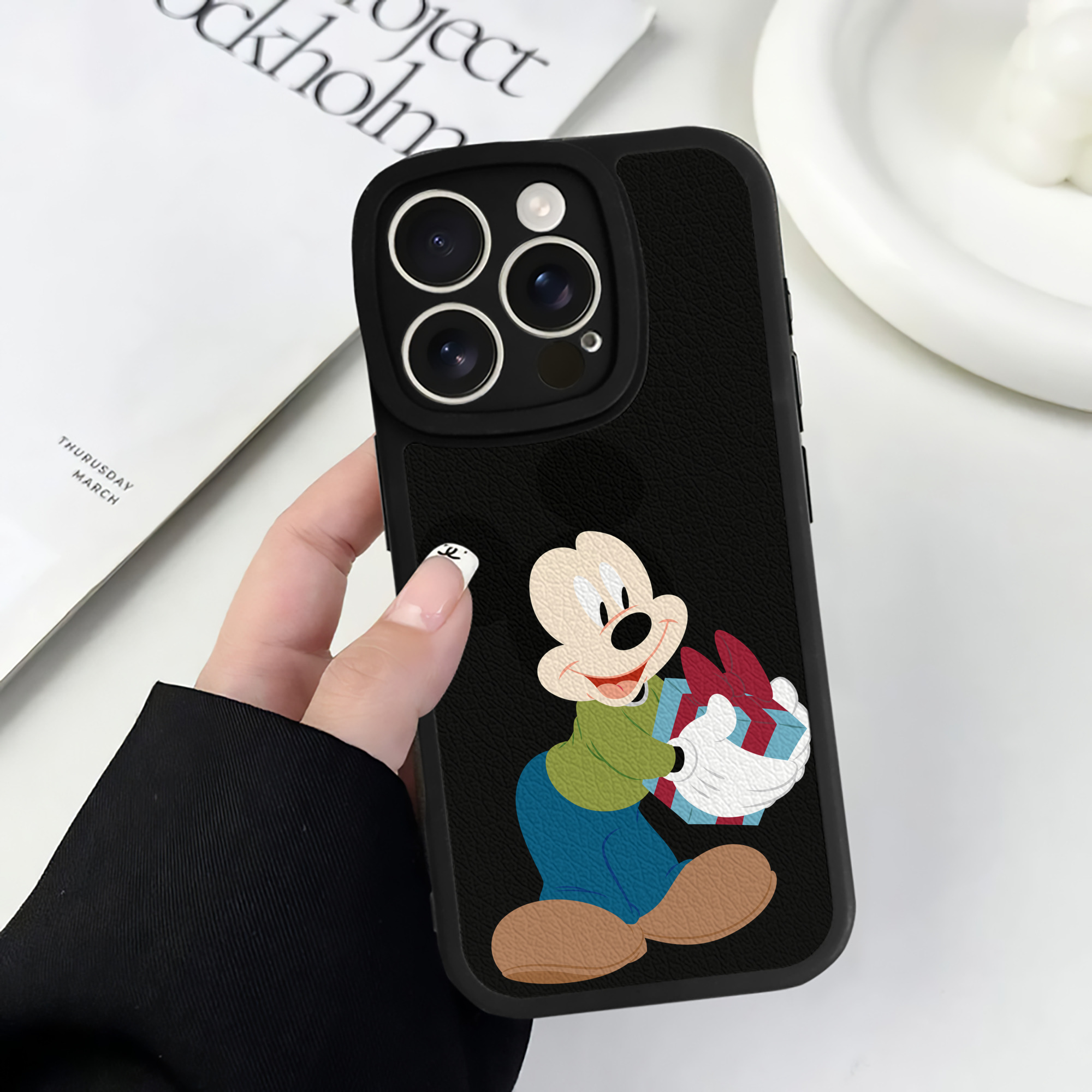 （画像用） ミッキーマウス Mickey Mouse 【iPhone 16シリーズ対応】シリコンスマホケース（レザー調） 材質：シリコン